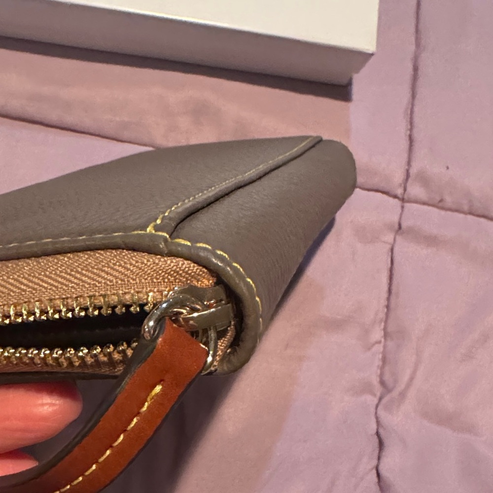 Dooney & Bourke Olive Textured Wallet. Beautiful condition - Picture 9 of 10